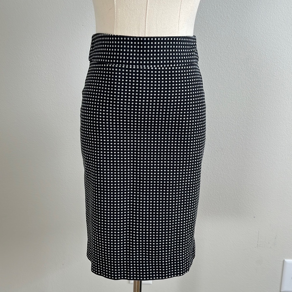 Banana Republic. 00P black skirt white squares. Gently worn. As is.